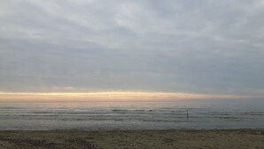 A beach with a cloudy sky and calm sea. - Comfort and brightness in Lucca (Lucca)