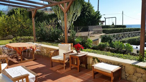 Family Villa By The Beach With a Big Garden, Sea Views and Private Parking