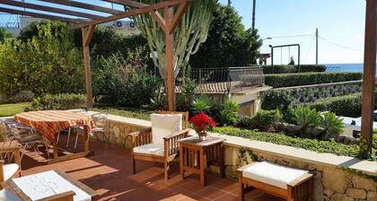 Family Villa By The Beach With a Big Garden, Sea Views and Private Parking