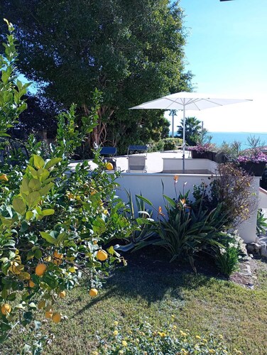 Familienvilla am Strand mit großem Garten, Meerblick und privatem Parkplatz