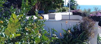 Family Villa By The Beach With a Big Garden, Sea Views and Private Parking