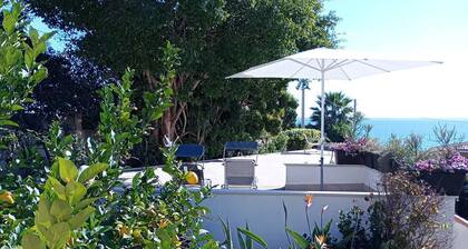 Family Villa By The Beach With a Big Garden, Sea Views and Private Parking