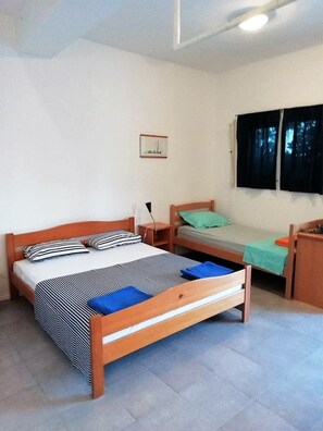 1 quarto, ferros/tábuas de passar roupa, acesso à internet
