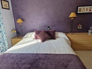 4 quartos, ferros/tábuas de passar roupa, roupa de cama