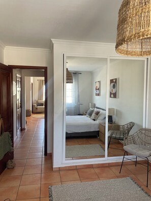 2 bedrooms, iron/ironing board, bed sheets - Beautiful South-facing Apartment With Sea View And Communal Pool (Sesmarias, Albufeira, Algarve)
