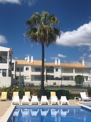 Outdoor pool - Beautiful South-facing Apartment With Sea View And Communal Pool (Sesmarias, Albufeira, Algarve)