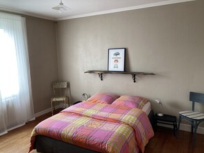 3 Schlafzimmer, Schreibtisch, Bügeleisen/Bügelbrett, Reisekinderbett