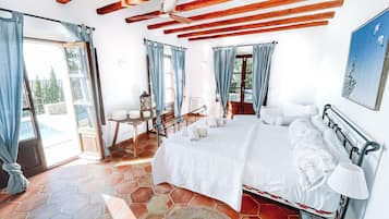 3 dormitorios, caja fuerte, tabla de planchar con plancha