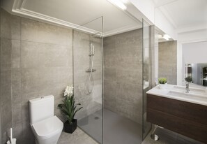 Hair dryer, towels, soap, toilet paper - Apartment for families & friends (Porto)