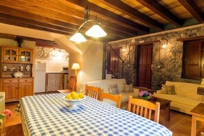 Smart TV, fireplace, books, printers - Rural Accommodations Casa Fabián, La Tenada (Pet Friendly) (Castrillón)