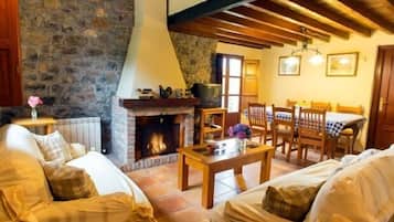 Smart TV, chimenea, libros, impresora