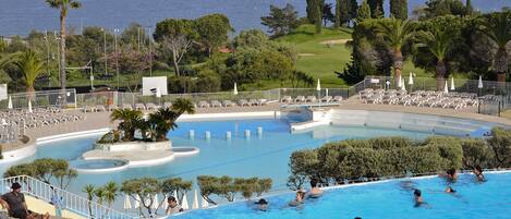 Alberca al aire libre y alberca climatizada