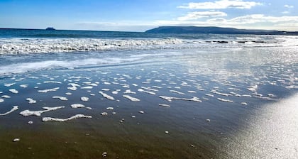 Honeysuckle Cottage, Child Friendly, 10 min walk to beach, less to Shops & Park.