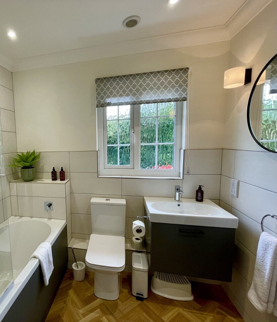 Combined shower/bathtub, hair dryer, towels, soap