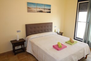 4 عدّة غرف نوم ومكواة/لوح كي