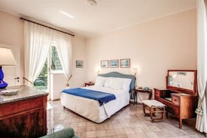 2 quartos, escrivaninha, ferros/tábuas de passar roupa, berço de viagem