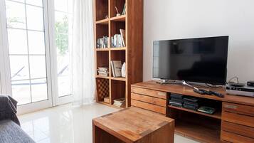 Télévision, lecteur de DVD, livres, médiathÚque