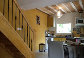 Fridge, microwave, oven, stovetop - Renovated XVIII century dovecote (Avignon)