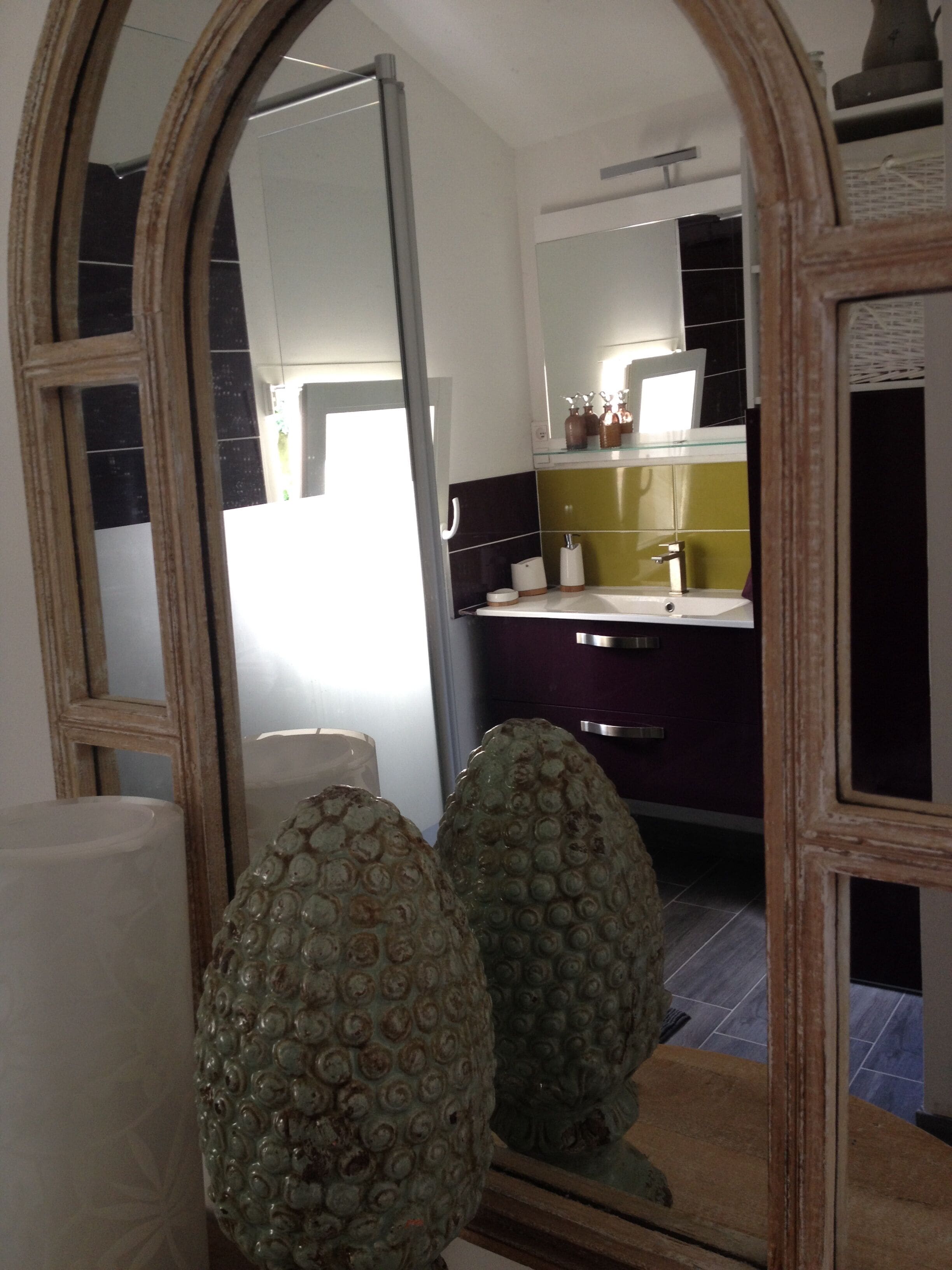 Douche, sèche-cheveux, serviettes fournies, savon