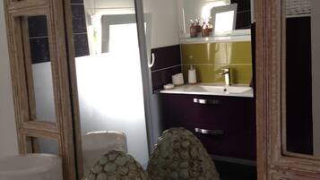 Een douche, een haardroger, handdoeken, zeep