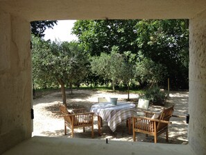 Outdoor dining - Renovated XVIII century dovecote (Avignon)
