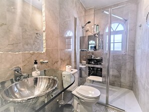 وحدات دش مع أحواض استحمام، مجففات شعر، مناشف، صابون