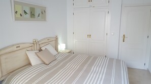 2 عدّة غرف نوم ومكواة/لوح كي وواي فاي وملاءات أسرّة