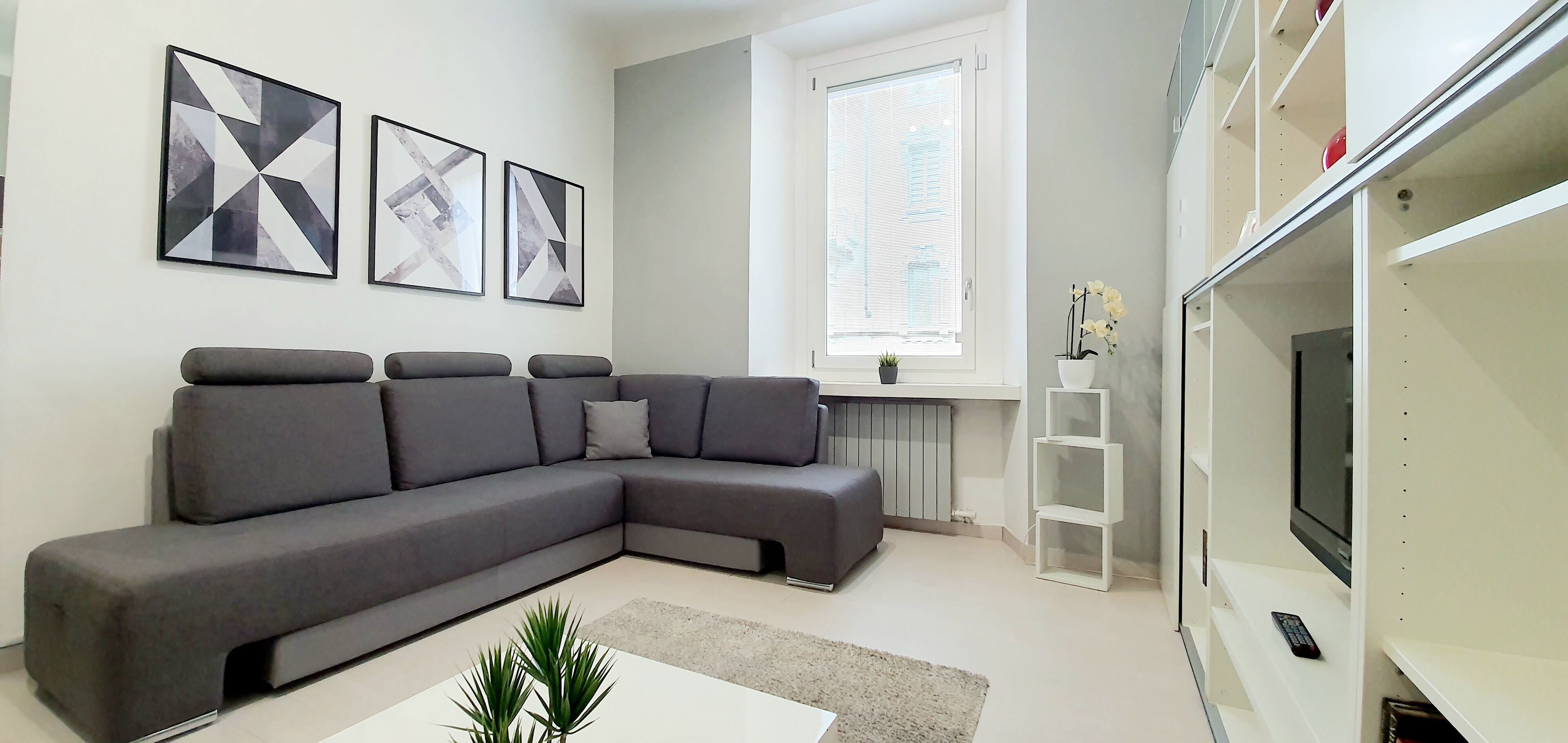 CHARMING - Large three-room apartment Central station