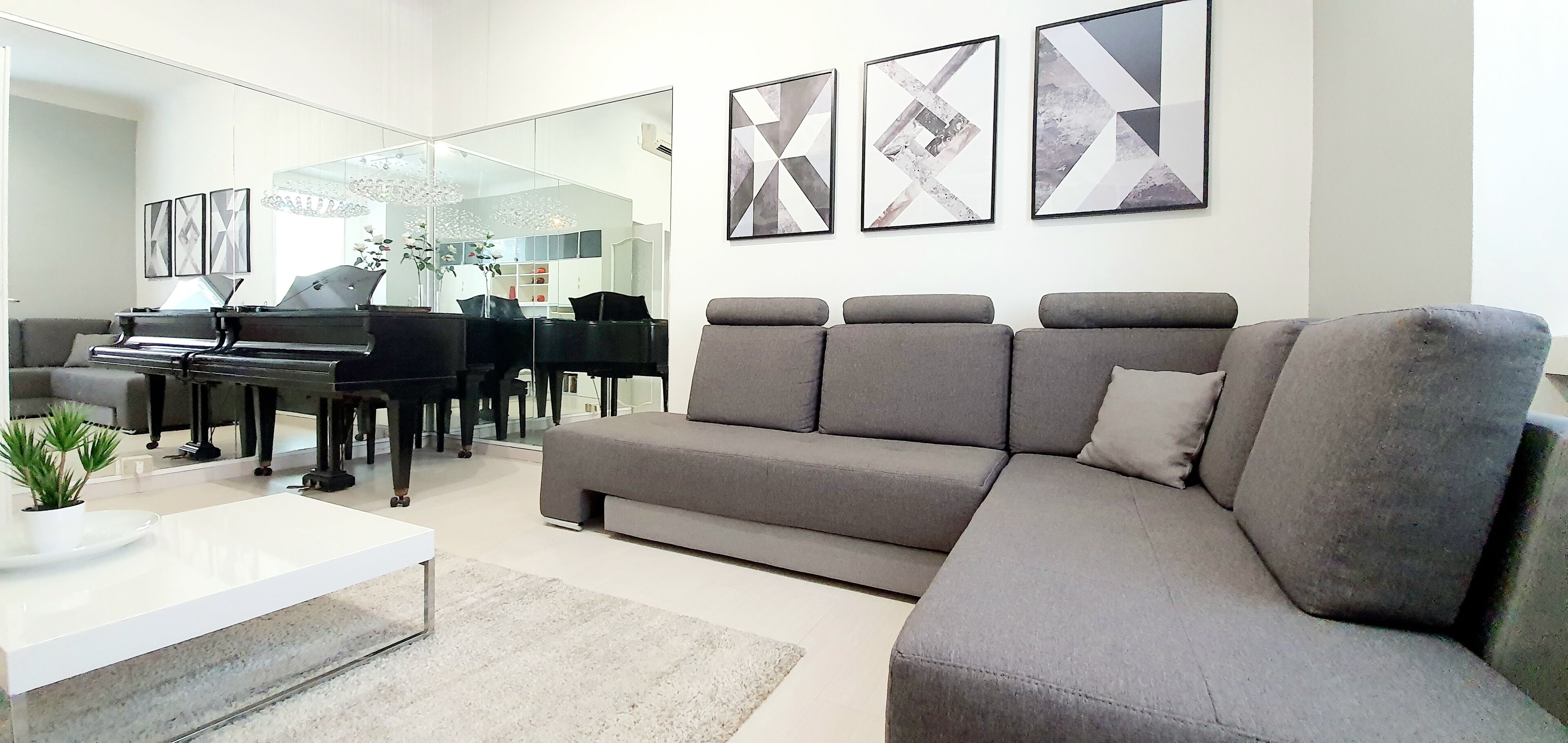 CHARMING - Large three-room apartment Central station