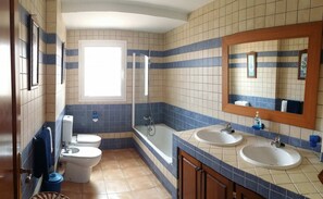 Duschwanne, Bidet, Handtücher