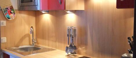 Frigorifero, microonde, forno, piano cottura