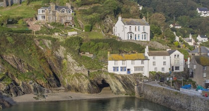 Stunning house right by the sea, spectacular far reaching sea views in Polperro