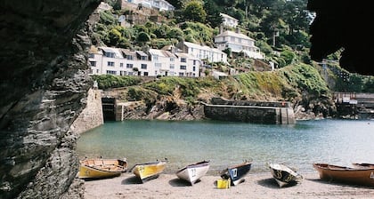 Stunning house right by the sea, spectacular far reaching sea views in Polperro