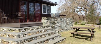 Loch Aweの開放的な景色を望む居心地の良いキャビン。