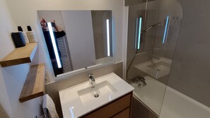 Tina, secadora de cabello, toallas, jabón 