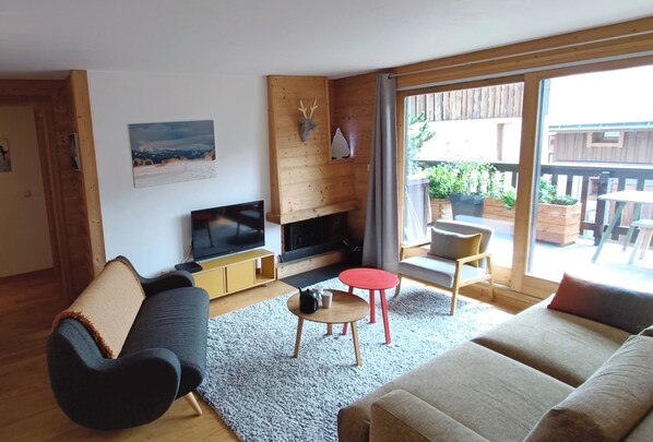 Téléviseur connecté, foyer, livres, chaîne audio