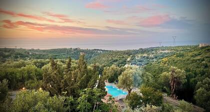 House of character with swimming pool private and seen on sea