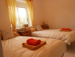 3 makuuhuonetta, tallelokero huoneessa, silitysrauta/-lauta