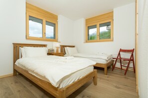 4 bedrooms, iron/ironing board, WiFi, bed sheets