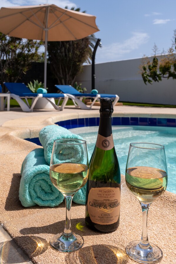 A heated pool - Villa With Private Heated Pool, Large Terrace & BBQ Area, Aircon, WIFI, TV Box (Playa Blanca)