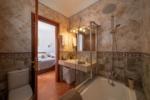 Combined shower/tub, hair dryer, towels, toilet paper - Villa With Private Heated Pool, Large Terrace & BBQ Area, Aircon, WIFI, TV Box (Playa Blanca)