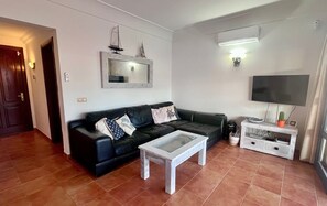 TV, books - Villa With Private Heated Pool, Large Terrace & BBQ Area, Aircon, WIFI, TV Box (Playa Blanca)