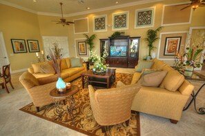 Smart TV, table football, books, stereo - Family Friendly, Luxury Pool Home in a tranquil setting. Close to theme parks (Davenport)