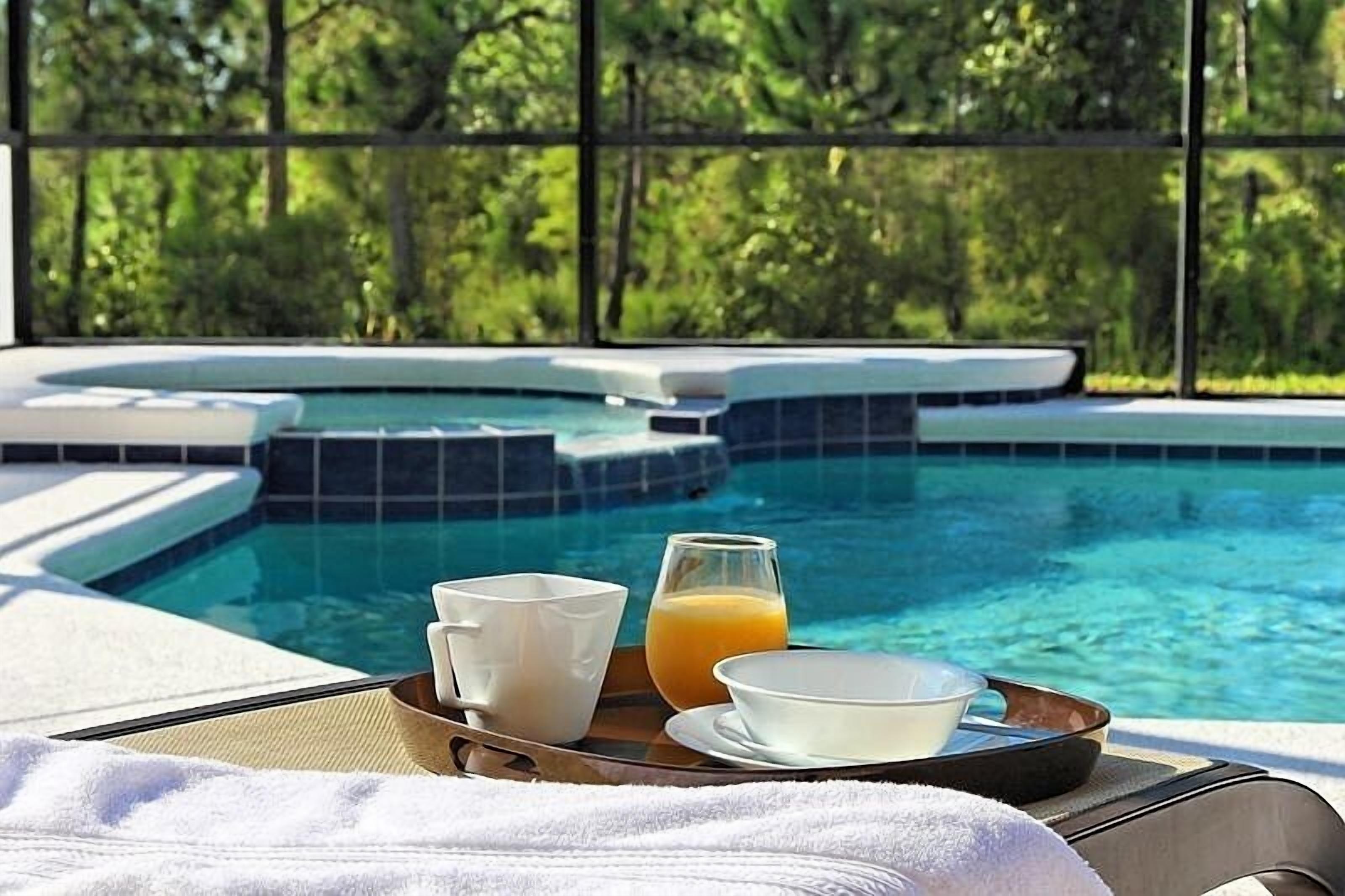 Piscine extérieure, piscine chauffée, chaises longues