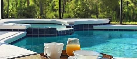 Piscine extérieure, piscine chauffée, chaises longues