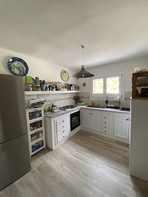 Refrigerador, horno, parrilla de estufa y utensilios de cocina