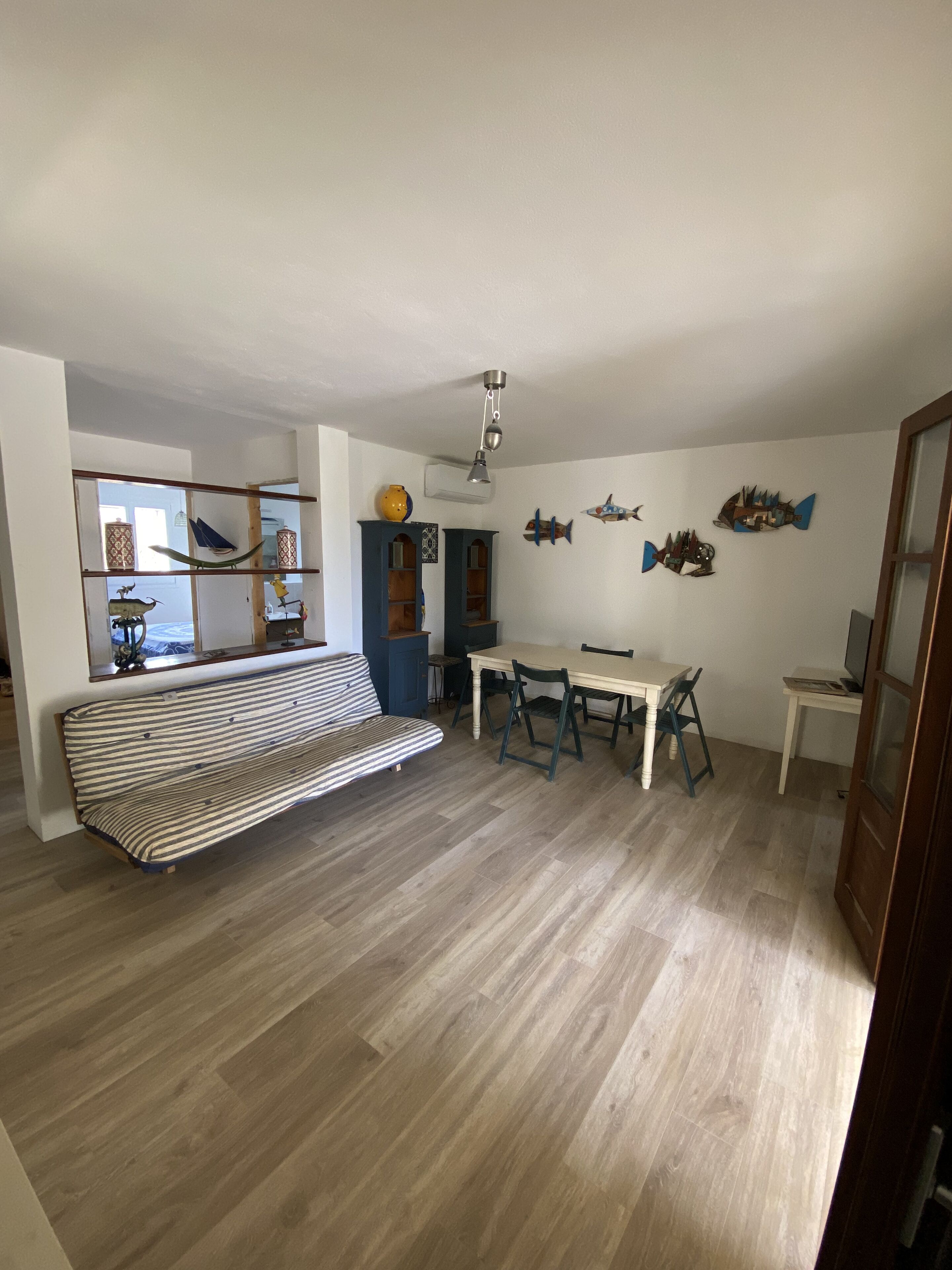 Tv, böcker och en stereo