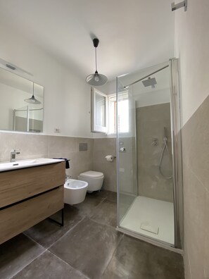 Dutxa, assecador de cabells, bidet i tovalloles 