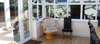 New Forest cottage, sleeps up to 10. Looks directly on to the Forest 