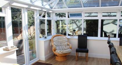 New Forest cottage, sleeps up to 10. Looks directly on to the Forest